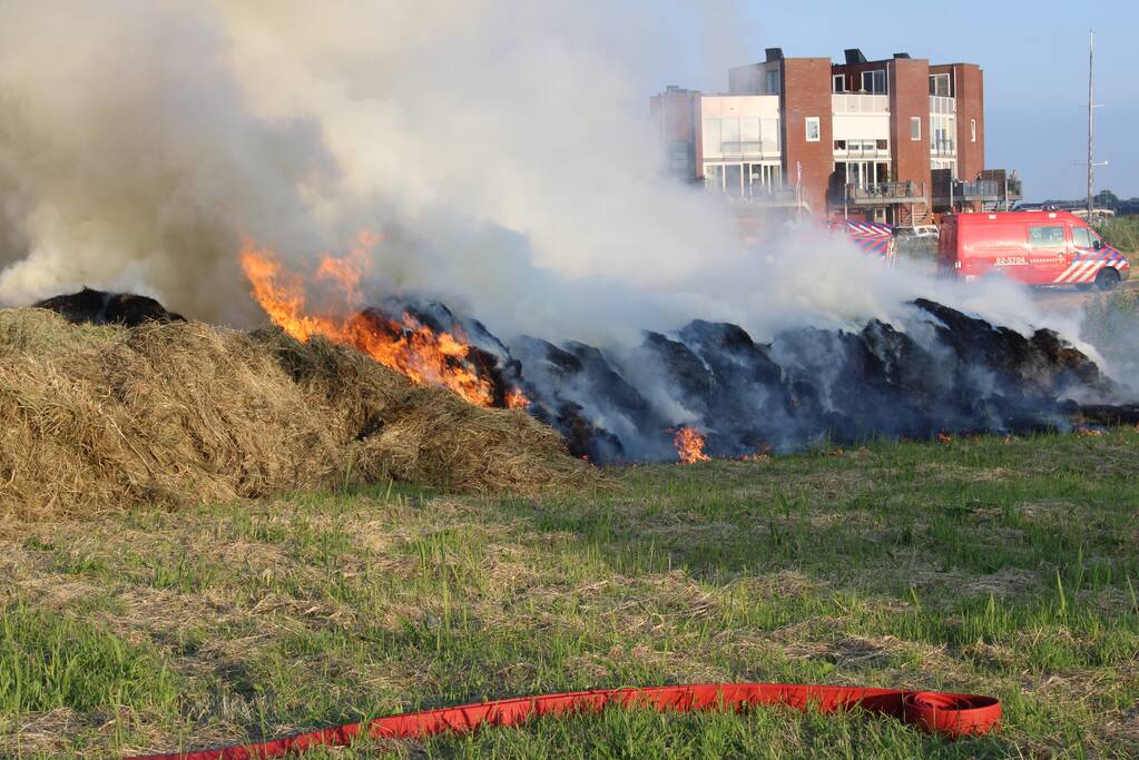Veel rook bij brand in berg gras