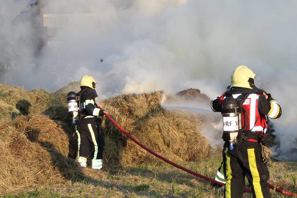 Veel rook bij brand in berg gras