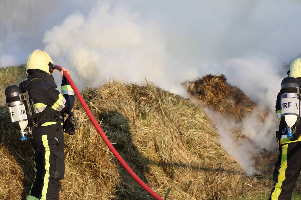 Veel rook bij brand in berg gras