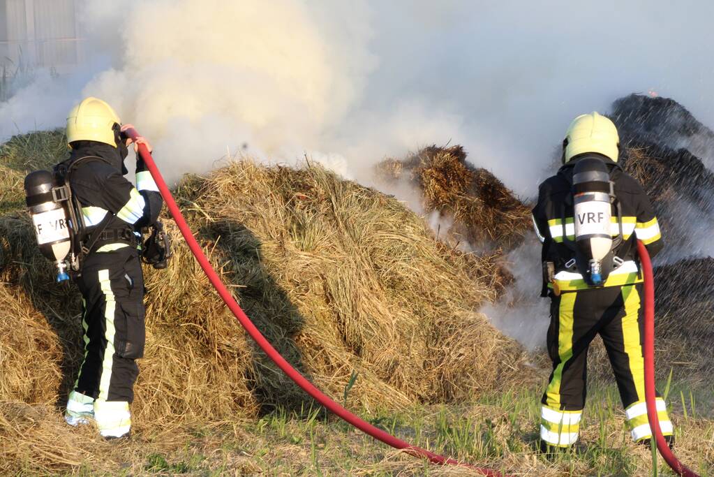 Veel rook bij brand in berg gras
