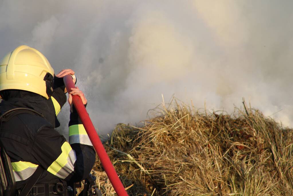Veel rook bij brand in berg gras
