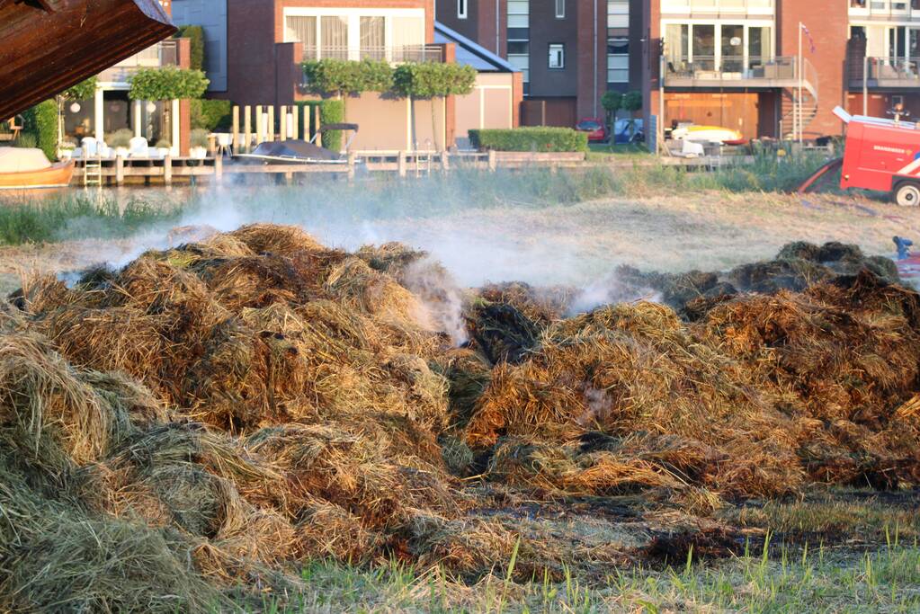 Veel rook bij brand in berg gras