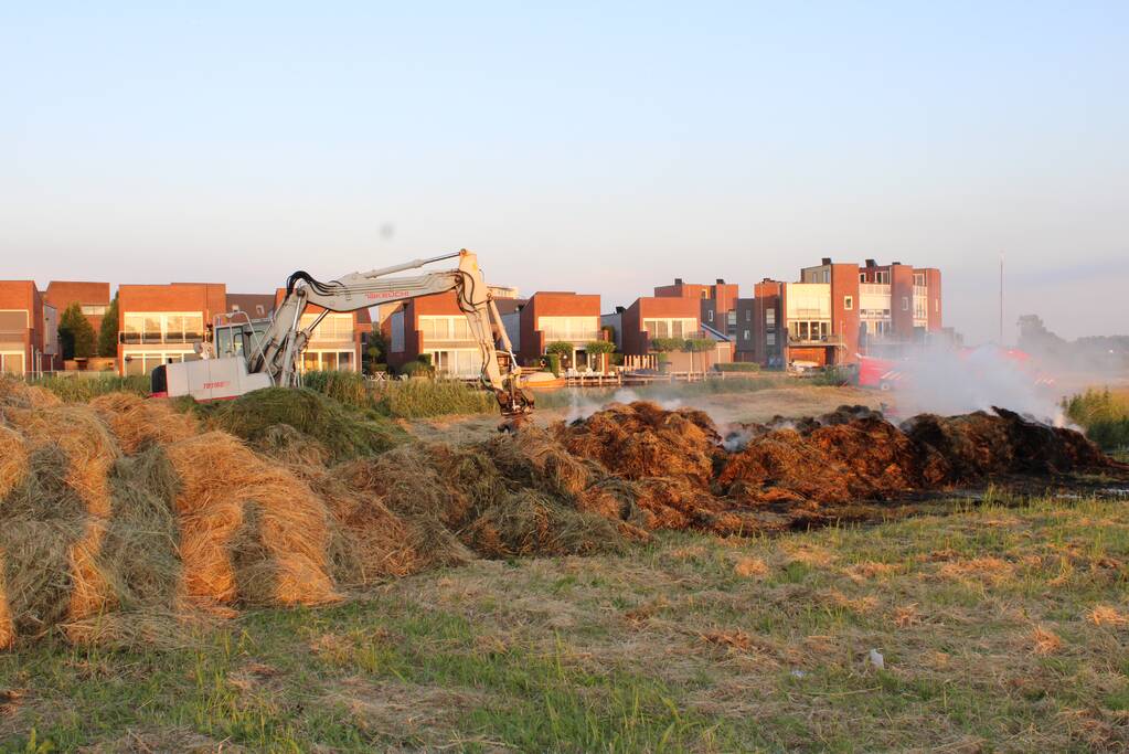 Veel rook bij brand in berg gras