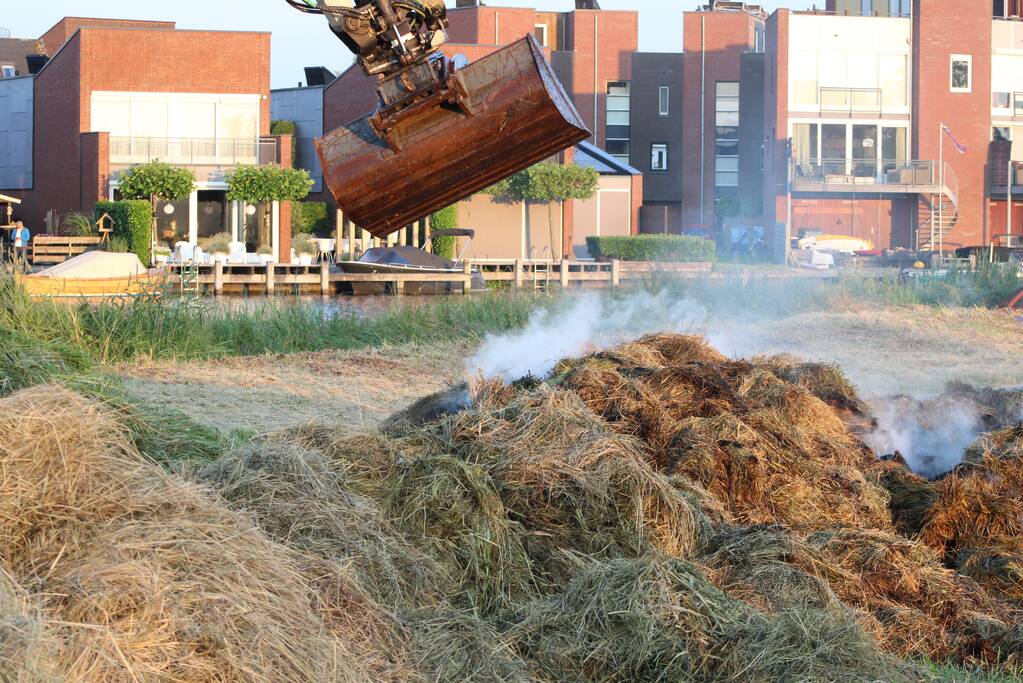 Veel rook bij brand in berg gras