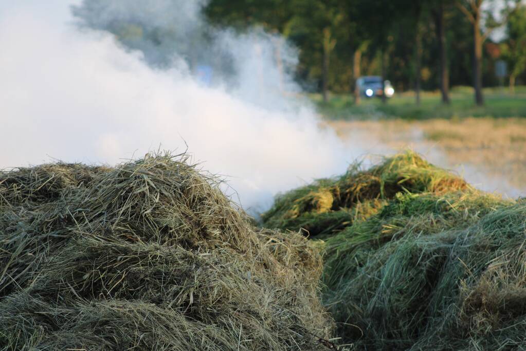 Veel rook bij brand in berg gras