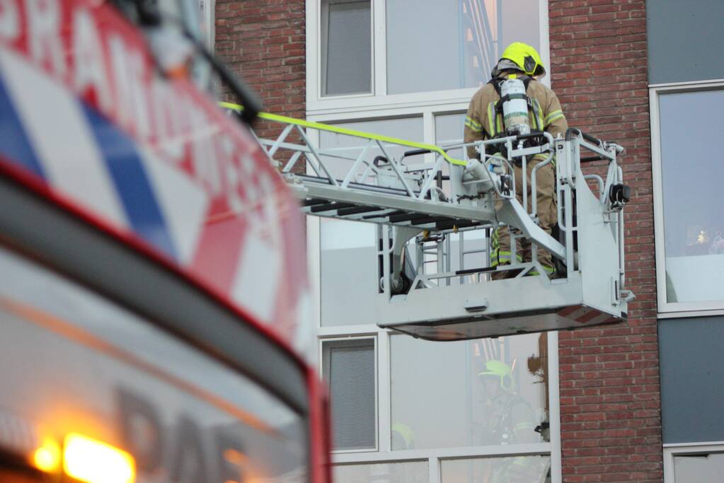 Flat deels ontruimd door brandlucht