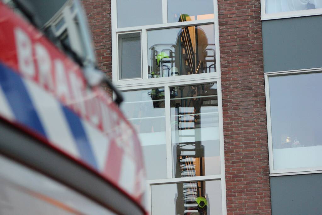Flat deels ontruimd door brandlucht