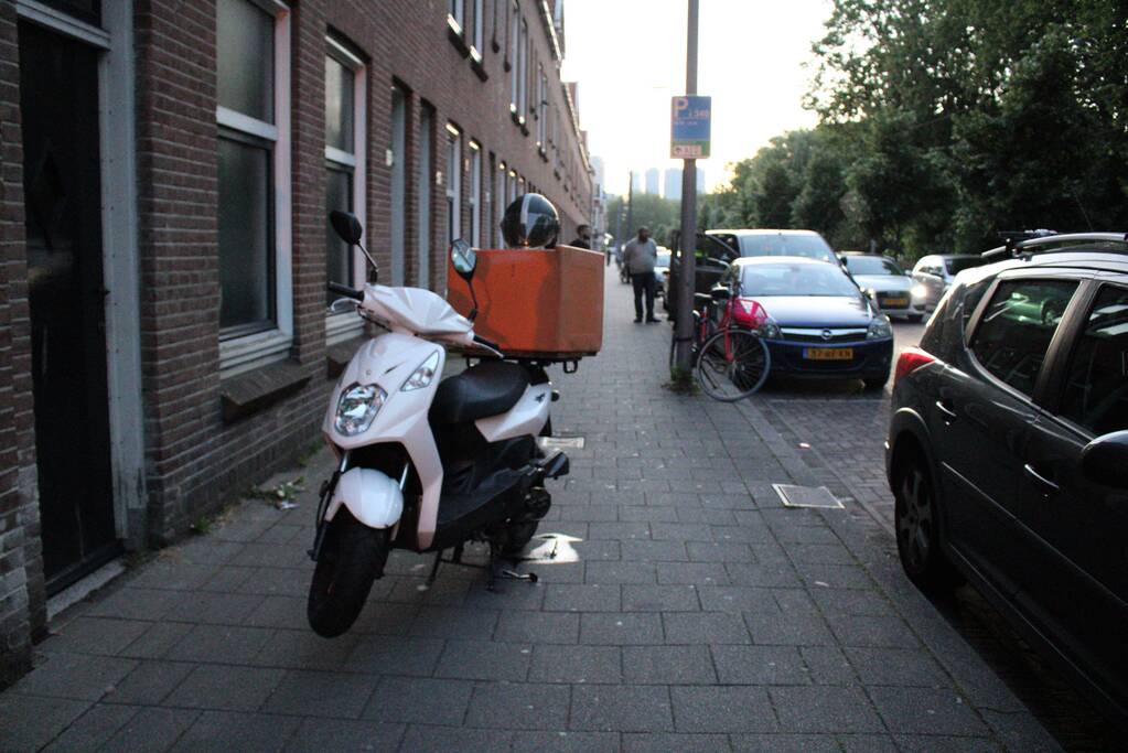 Bezorgscooter botst op geparkeerde auto