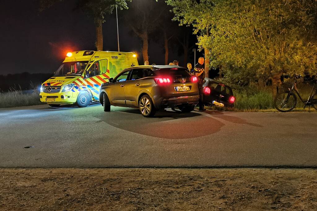 Auto belandt in greppel hulpdiensten groots ingezet