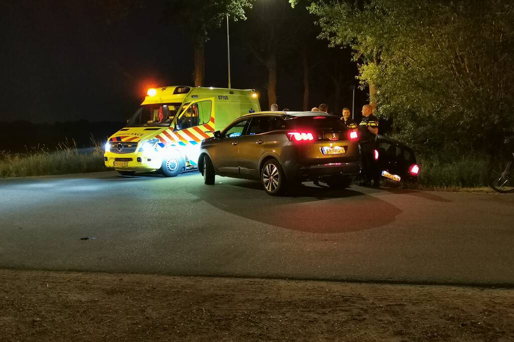 Auto belandt in greppel hulpdiensten groots ingezet