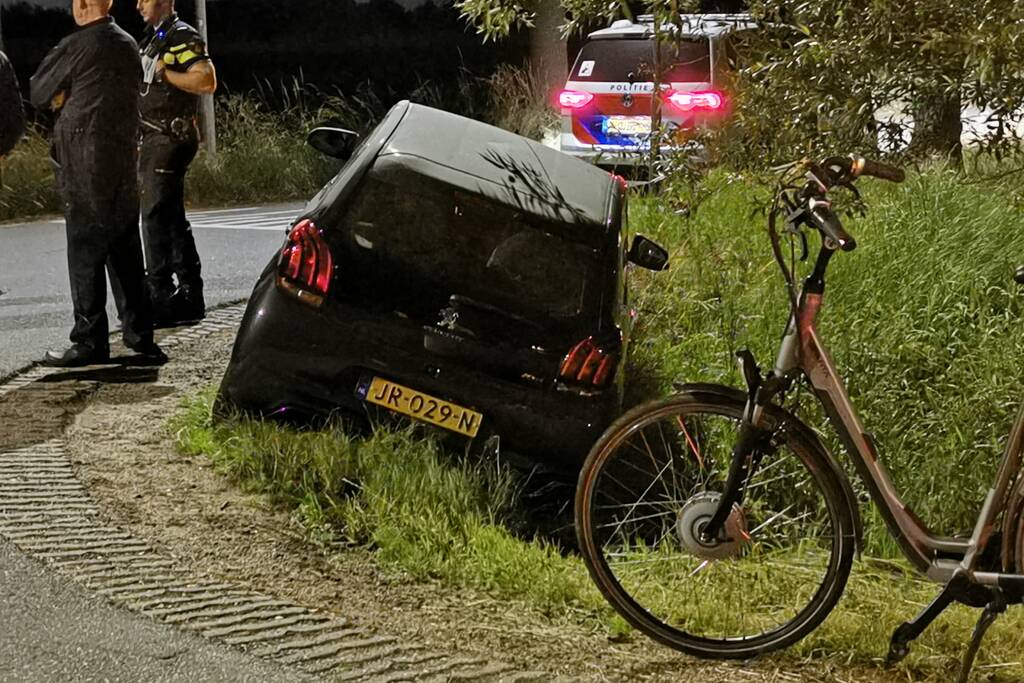 Auto belandt in greppel hulpdiensten groots ingezet