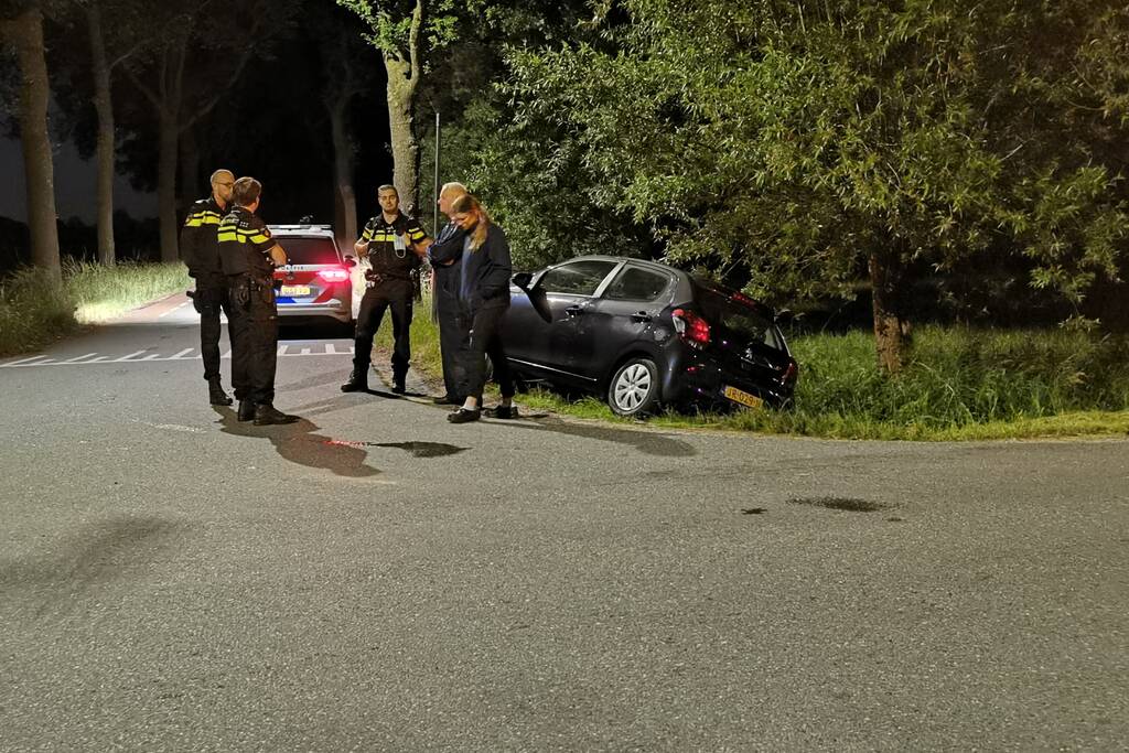 Auto belandt in greppel hulpdiensten groots ingezet