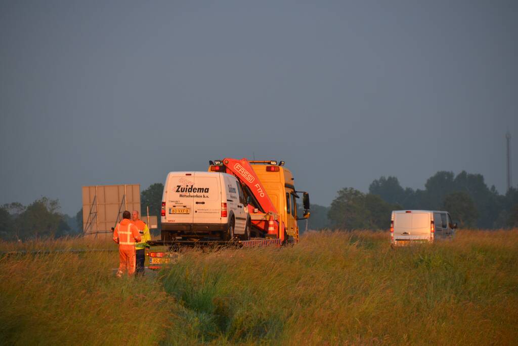 Bestuurder raakt met bestelbus van de snelweg