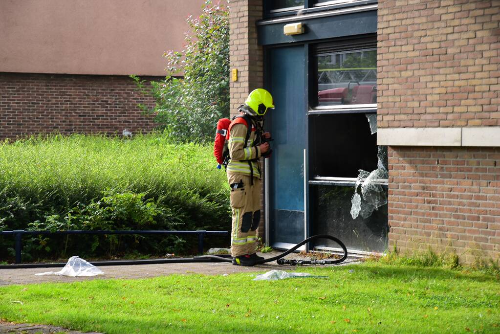 Bank in kelderruimte in brand gevlogen