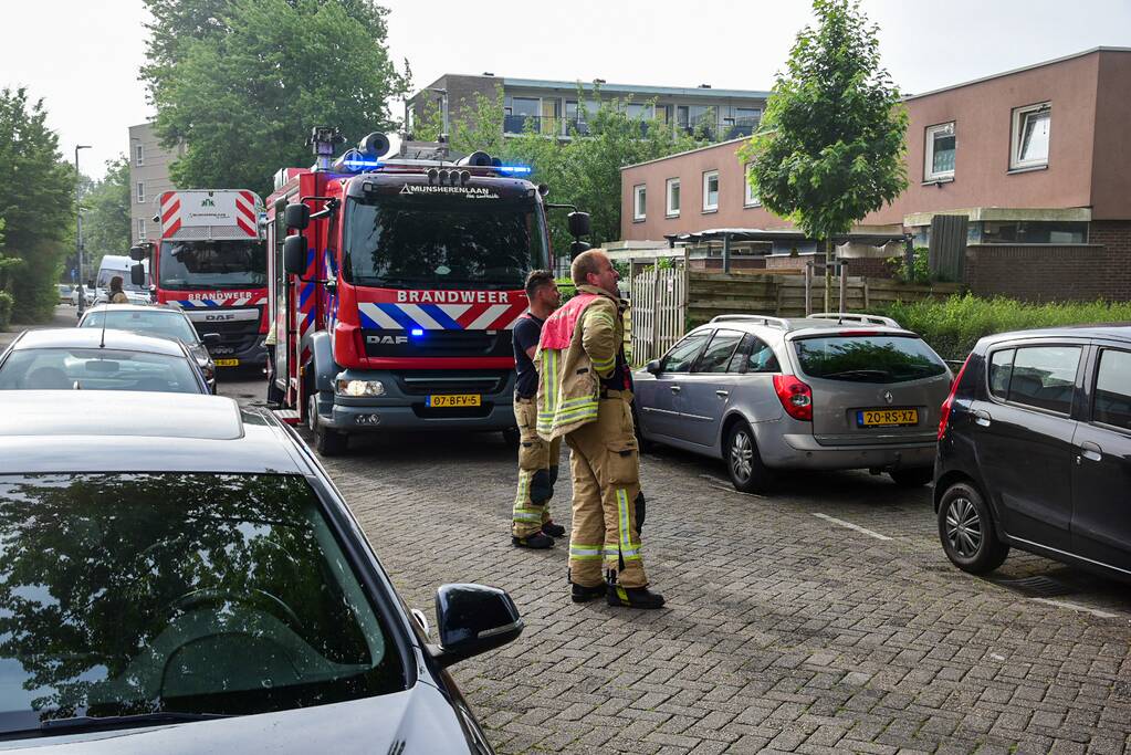 Bank in kelderruimte in brand gevlogen