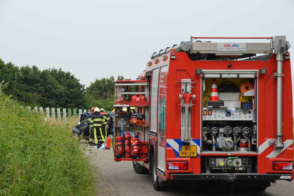 Auto komt tot stilstand tegen vangrail
