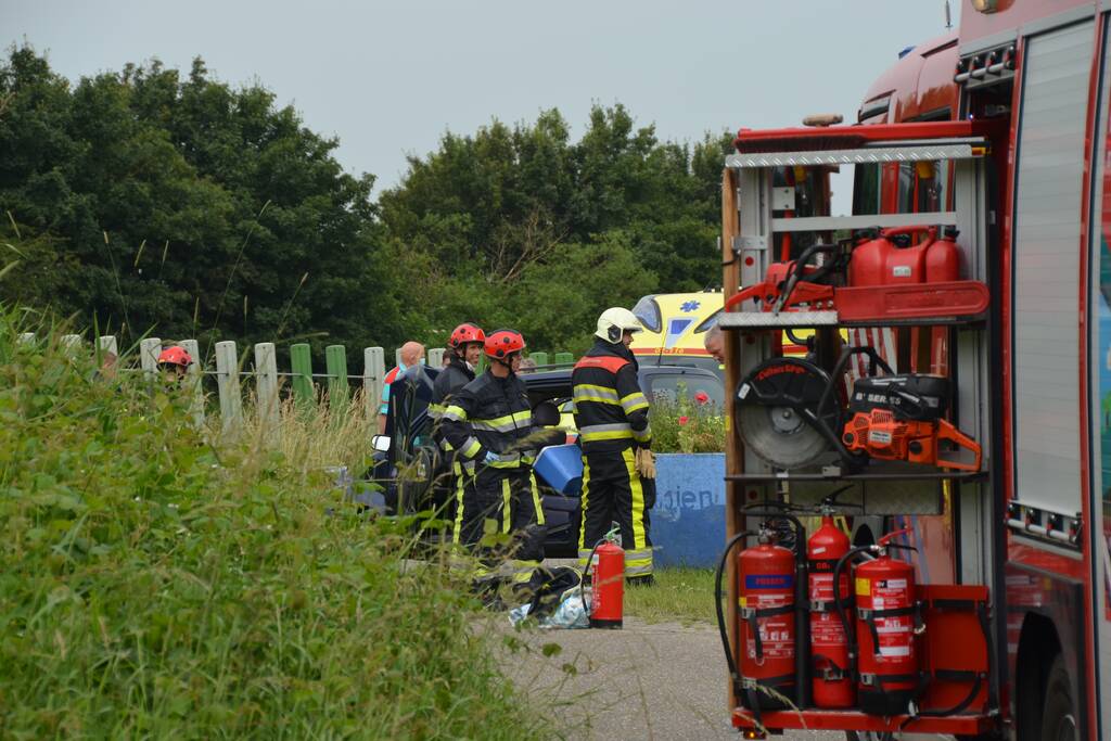 Auto komt tot stilstand tegen vangrail