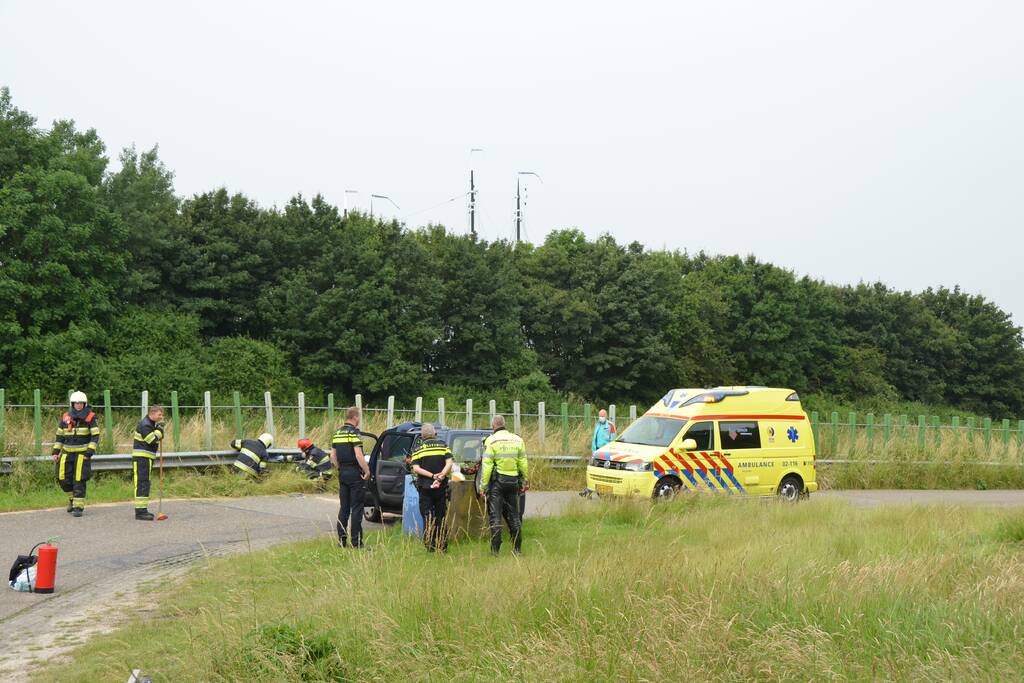 Auto komt tot stilstand tegen vangrail