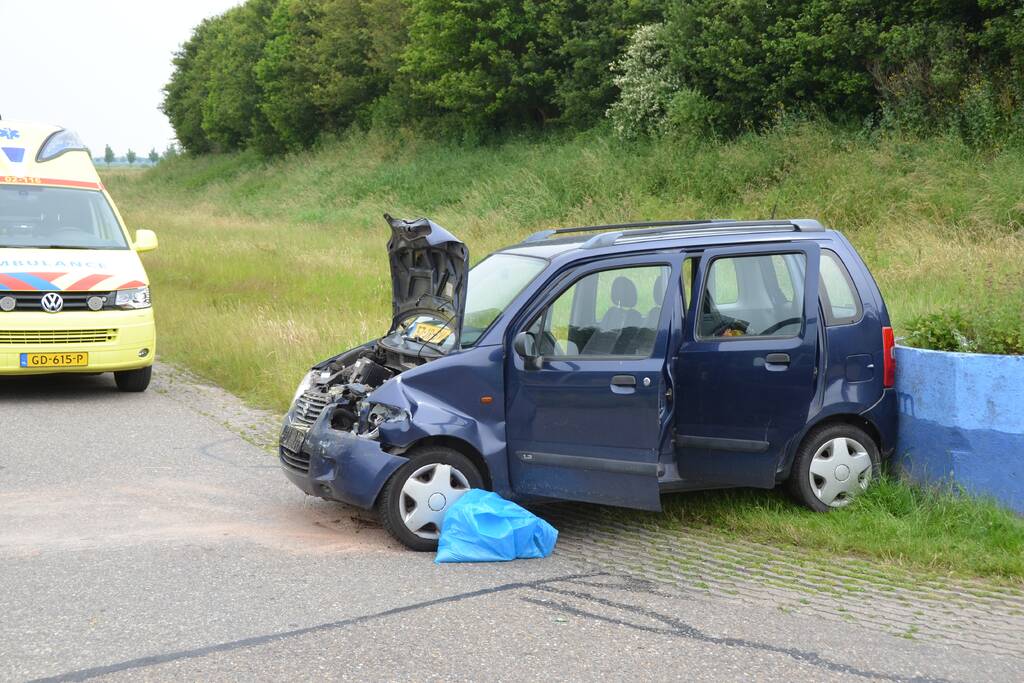 Auto komt tot stilstand tegen vangrail