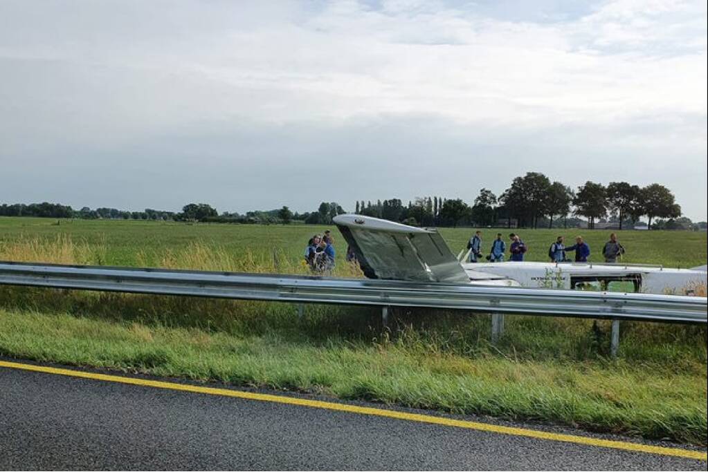Para-vliegtuig met 18 man crasht in weiland