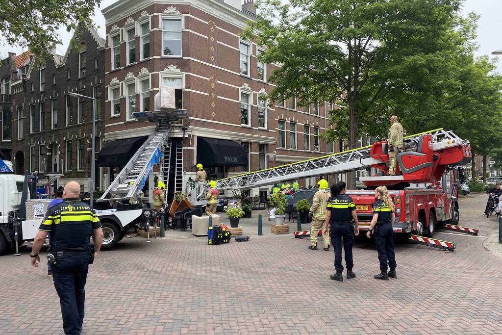 Man bekneld tussen gevel en verhuislift