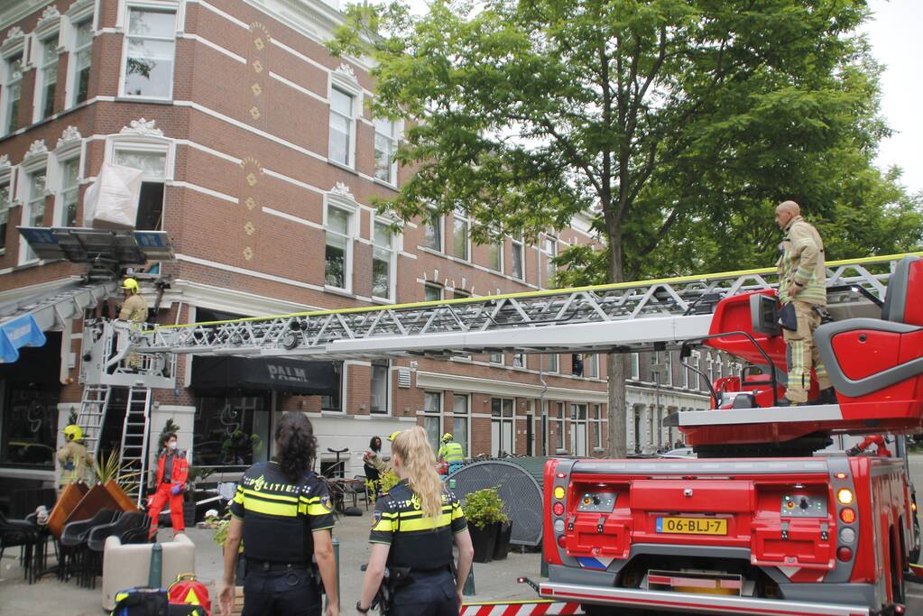Man bekneld tussen gevel en verhuislift