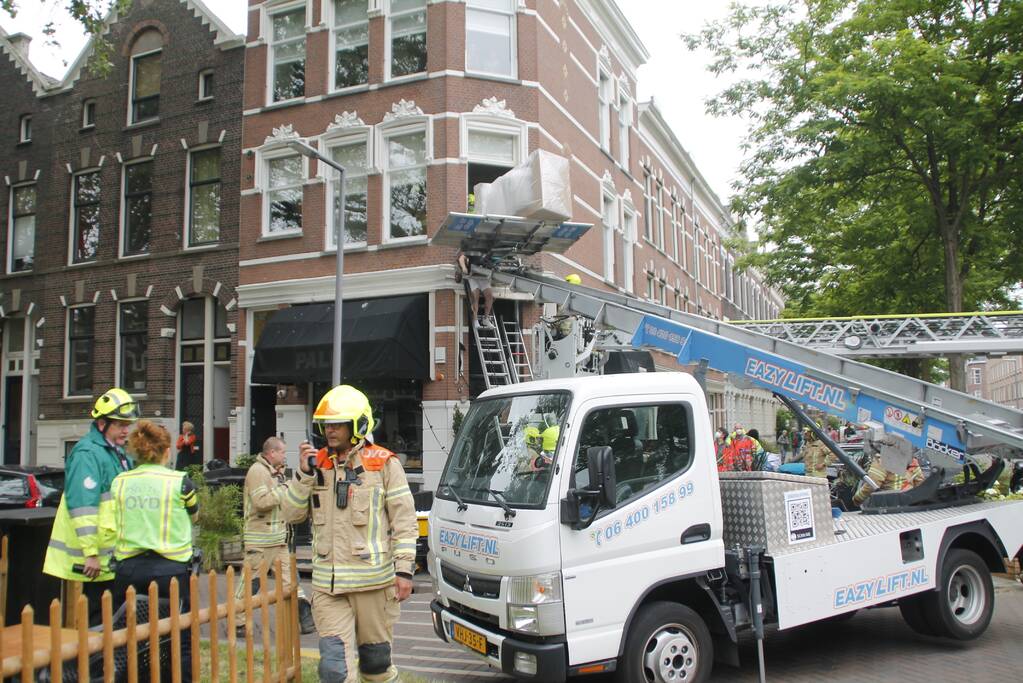 Man bekneld tussen gevel en verhuislift