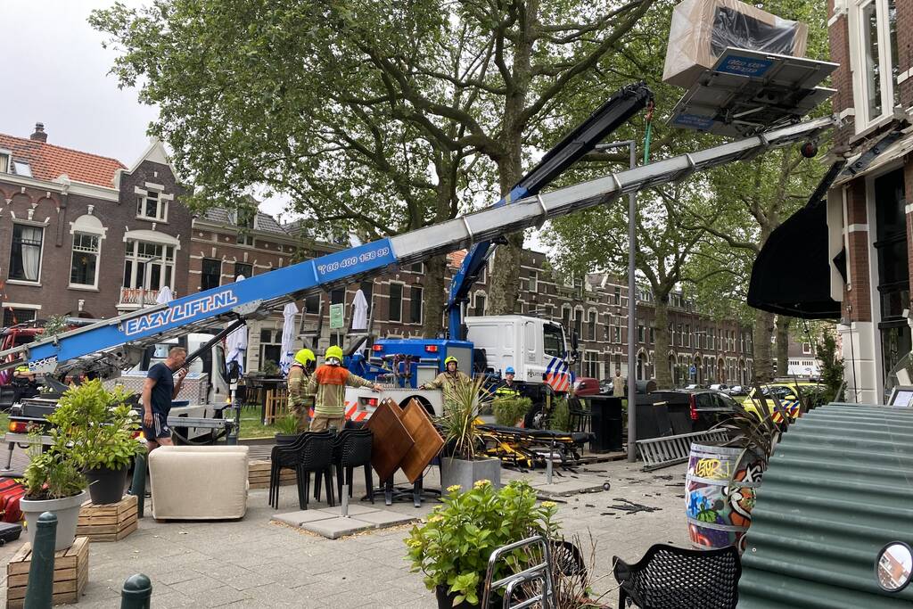 Man bekneld tussen gevel en verhuislift