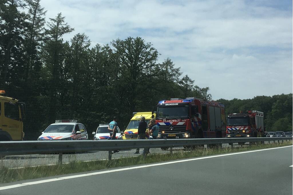 Bestelbus met aanhanger belandt op zijn kant