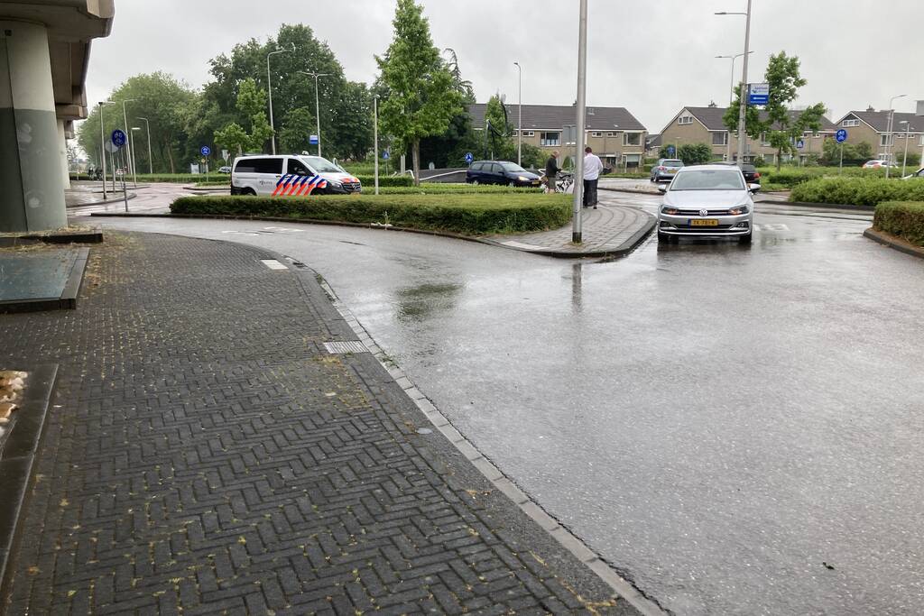 Fietser gewond bij botsing met auto op rotonde