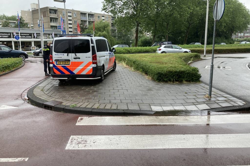 Fietser gewond bij botsing met auto op rotonde