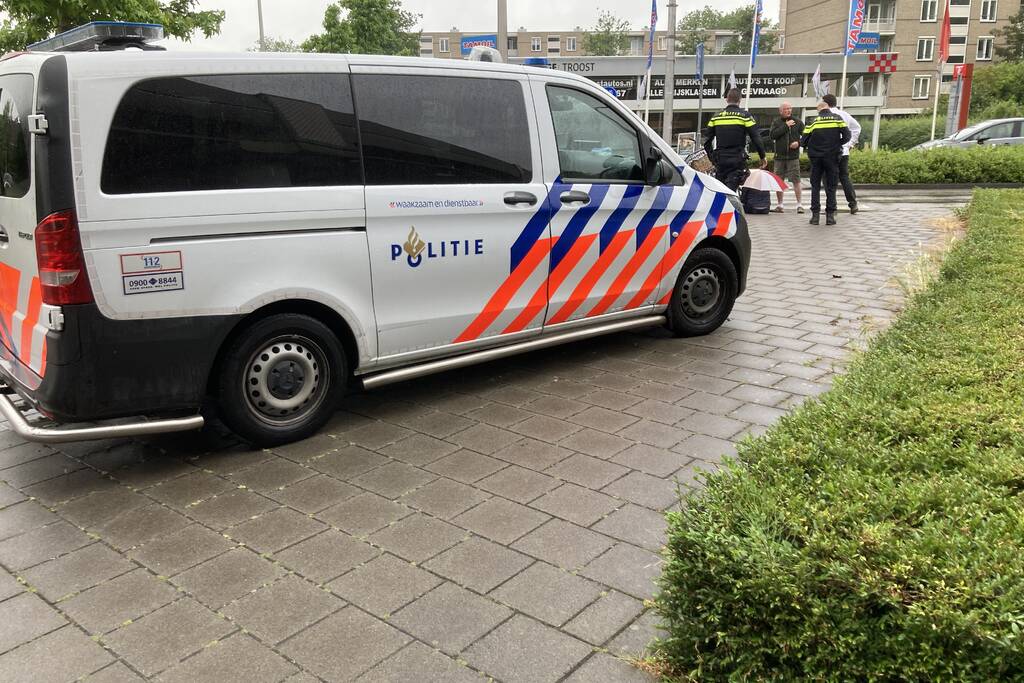 Fietser gewond bij botsing met auto op rotonde