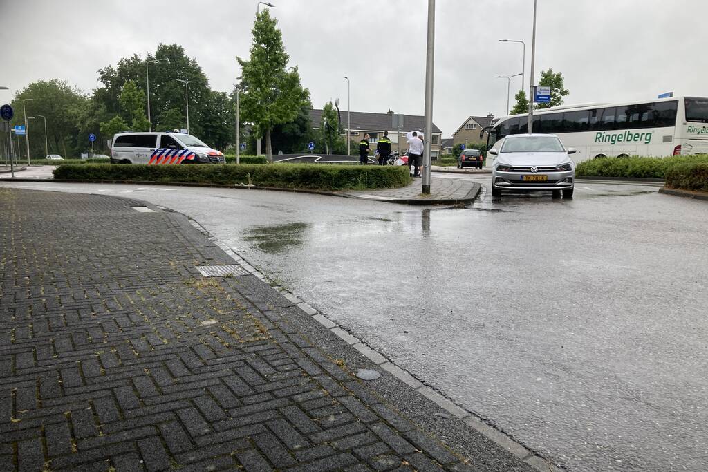 Fietser gewond bij botsing met auto op rotonde