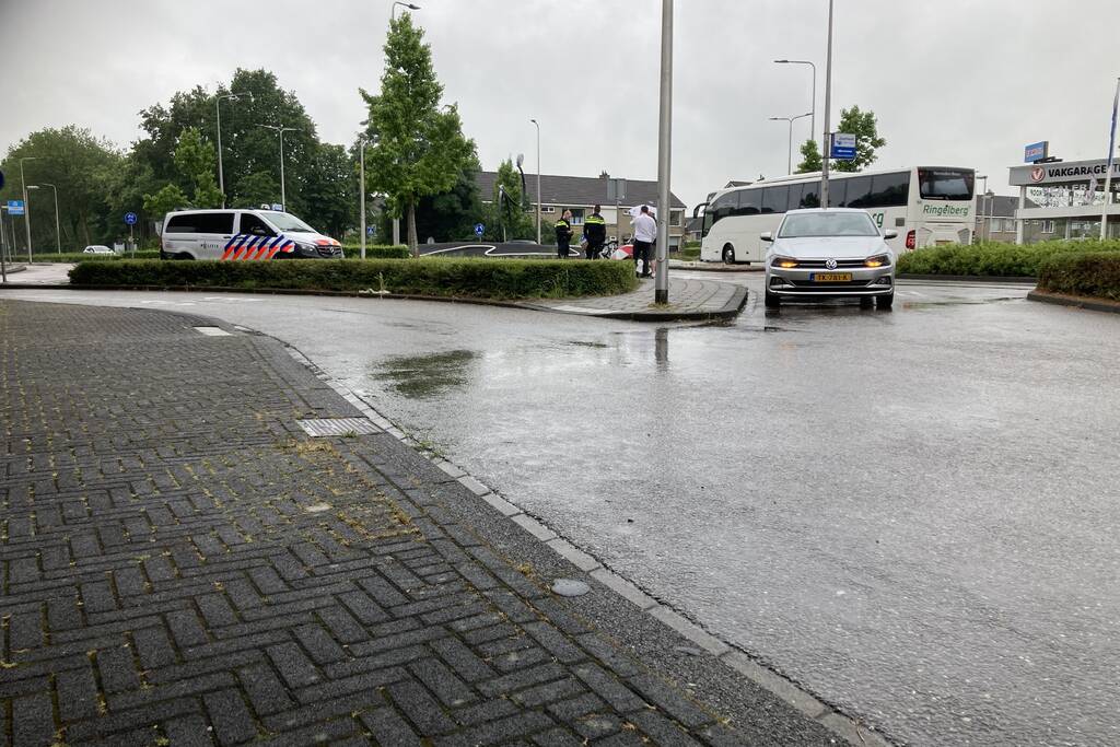 Fietser gewond bij botsing met auto op rotonde