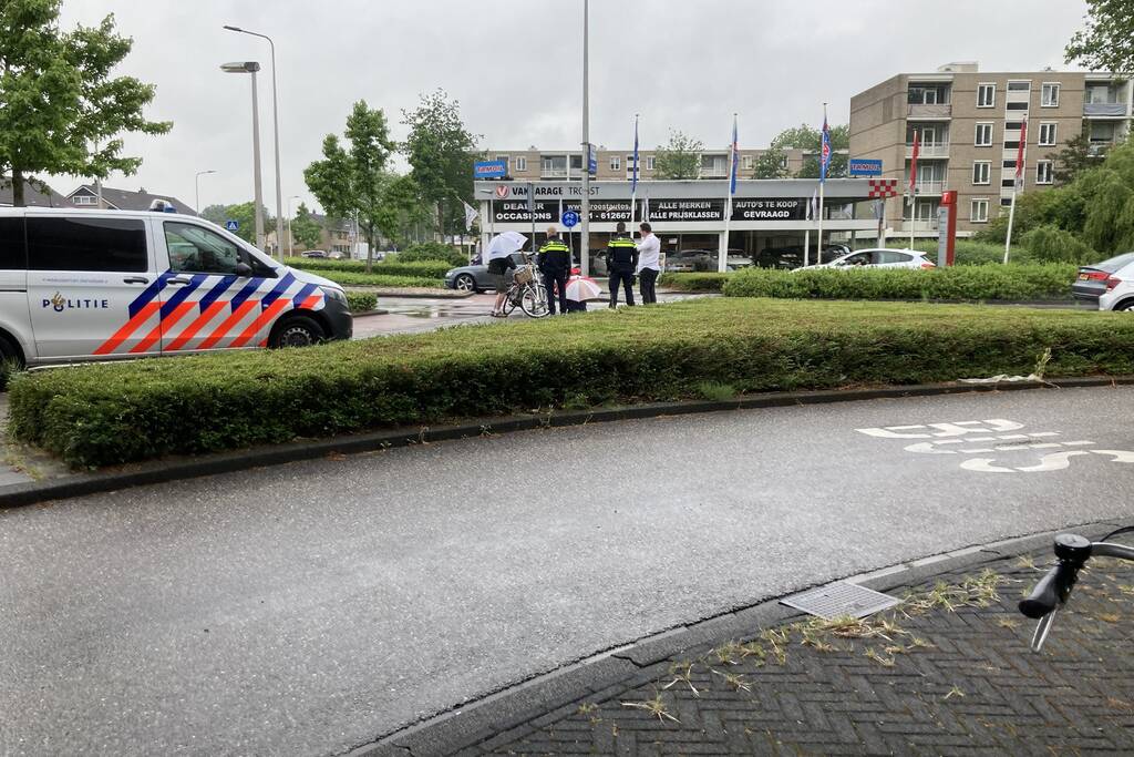 Fietser gewond bij botsing met auto op rotonde