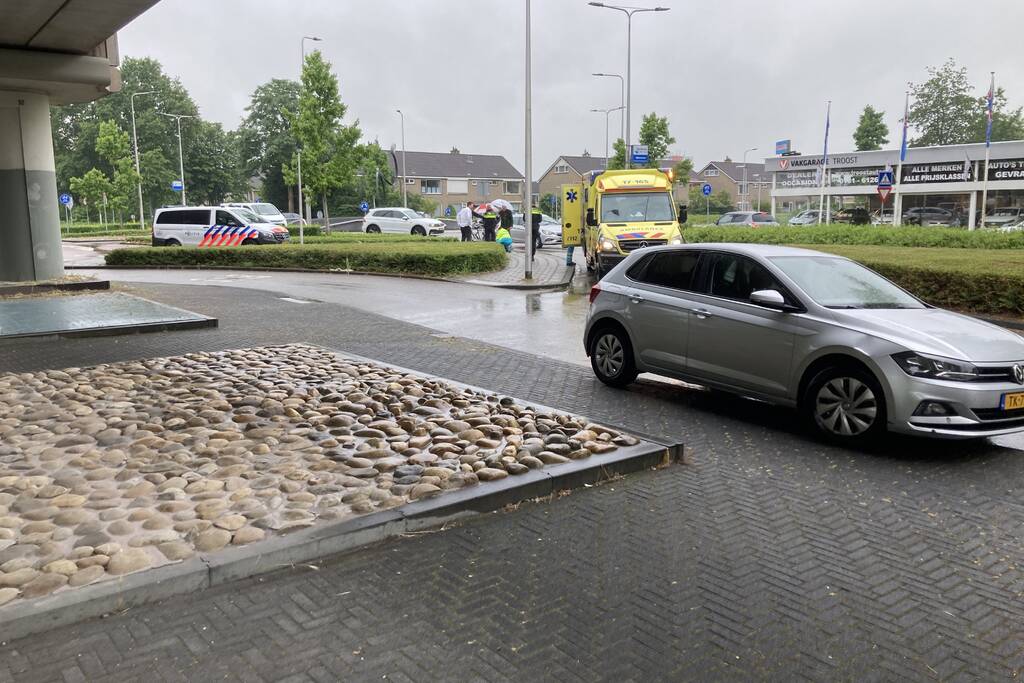 Fietser gewond bij botsing met auto op rotonde