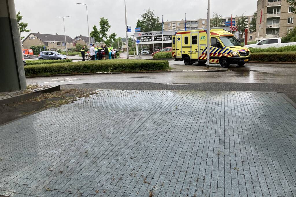 Fietser gewond bij botsing met auto op rotonde