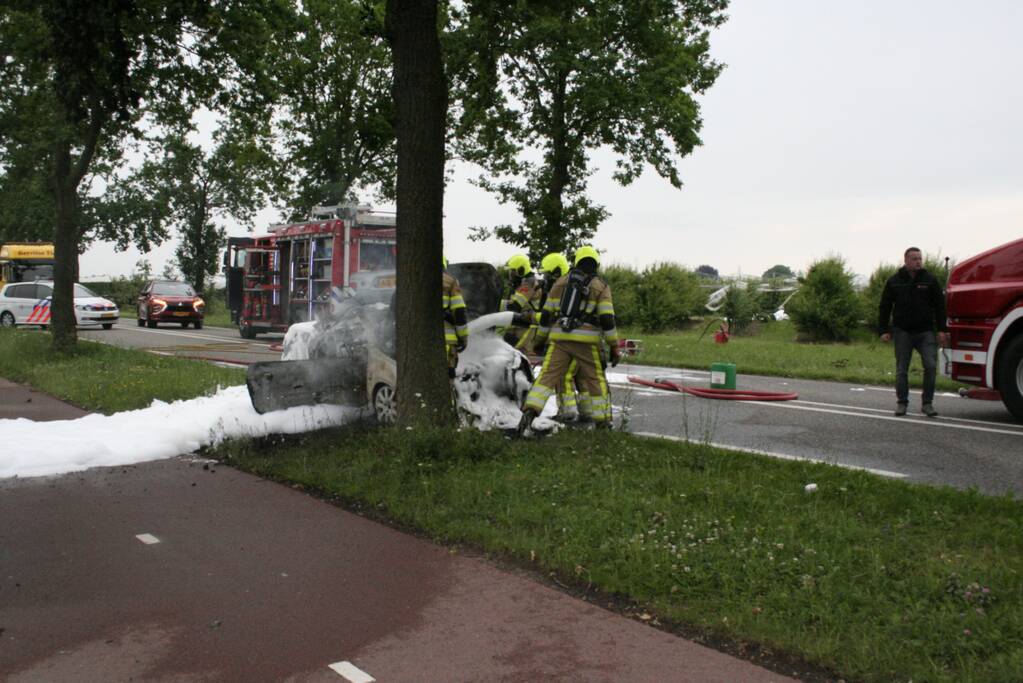 Auto verwoest door uitslaande brand