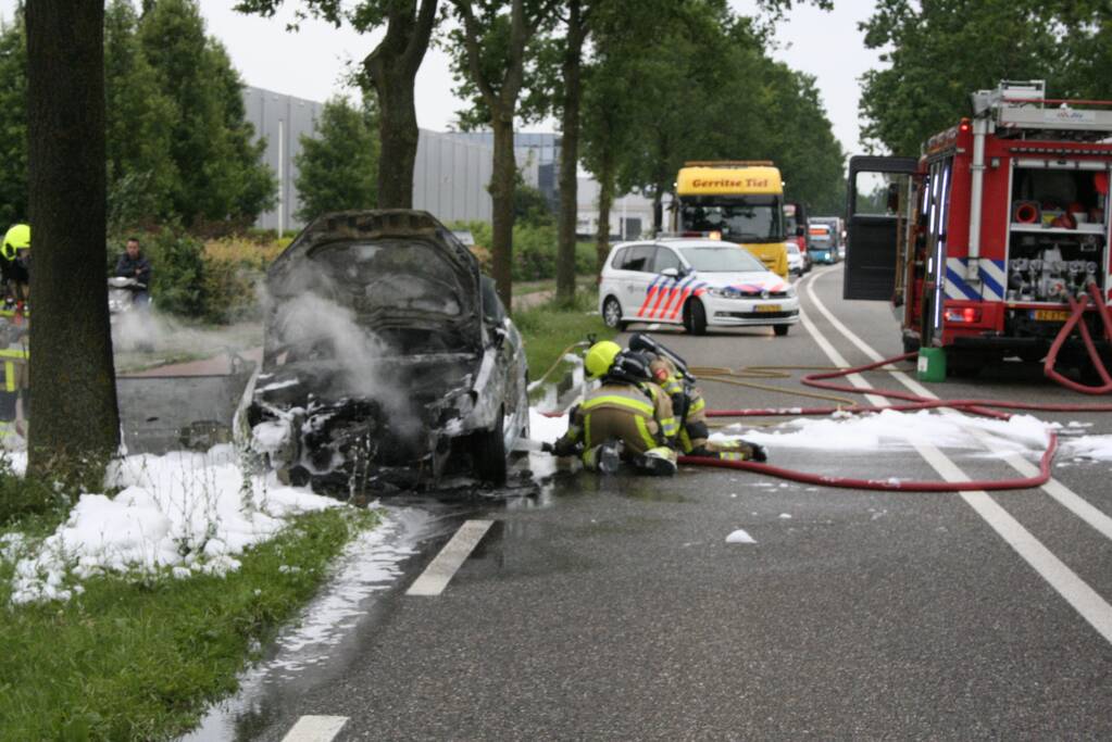Auto verwoest door uitslaande brand