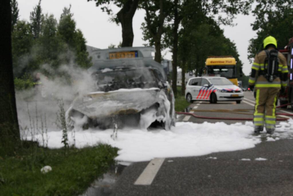 Auto verwoest door uitslaande brand