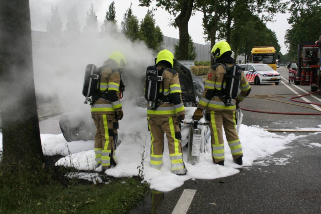 Auto verwoest door uitslaande brand