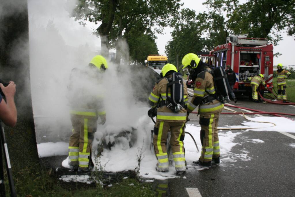 Auto verwoest door uitslaande brand