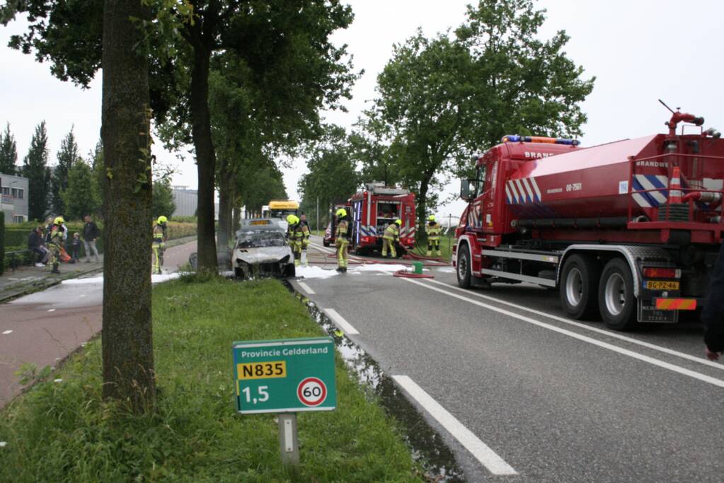 Auto verwoest door uitslaande brand