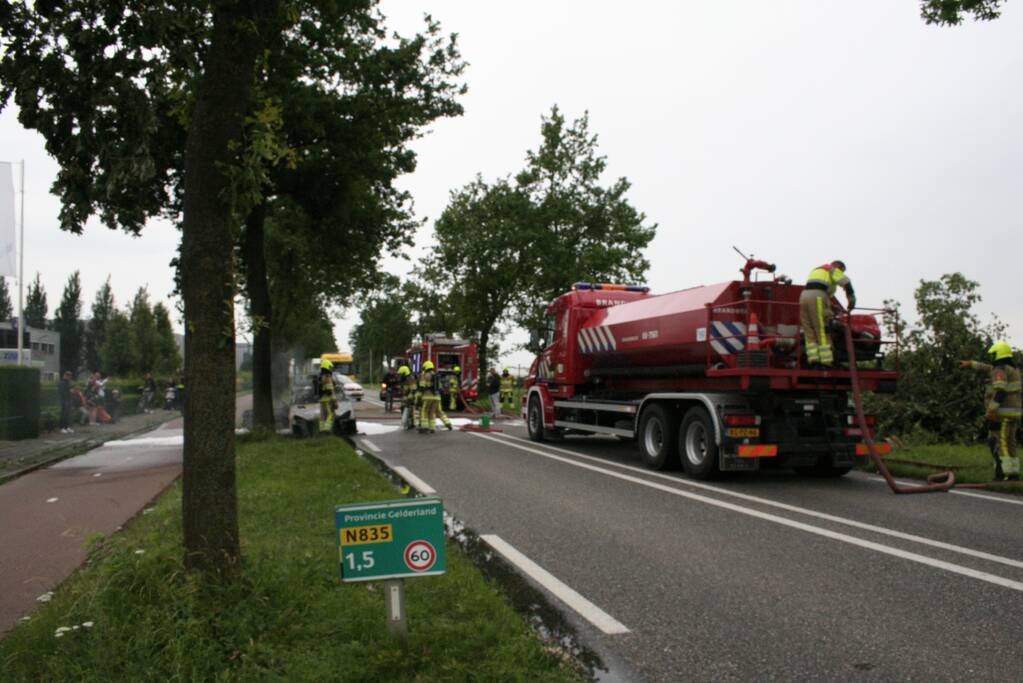 Auto verwoest door uitslaande brand