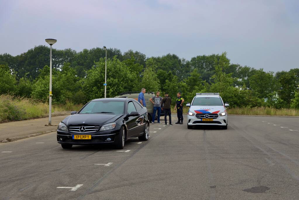 Auto botst achterop bestelwagen