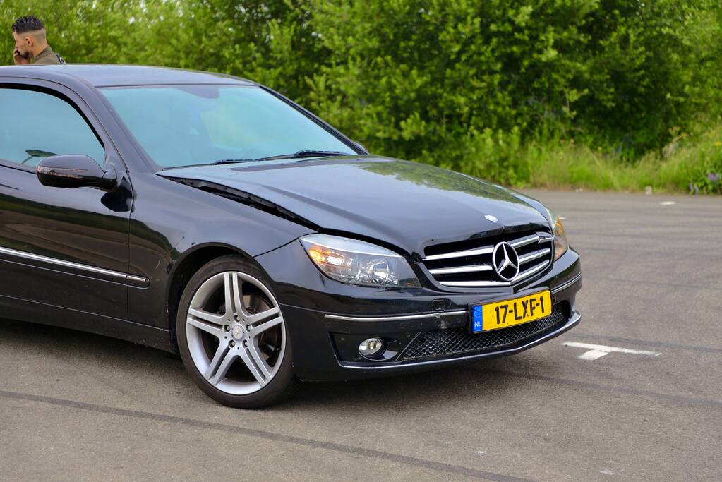 Auto botst achterop bestelwagen