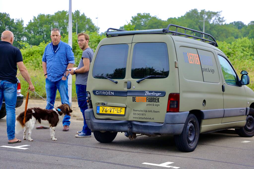 Auto botst achterop bestelwagen