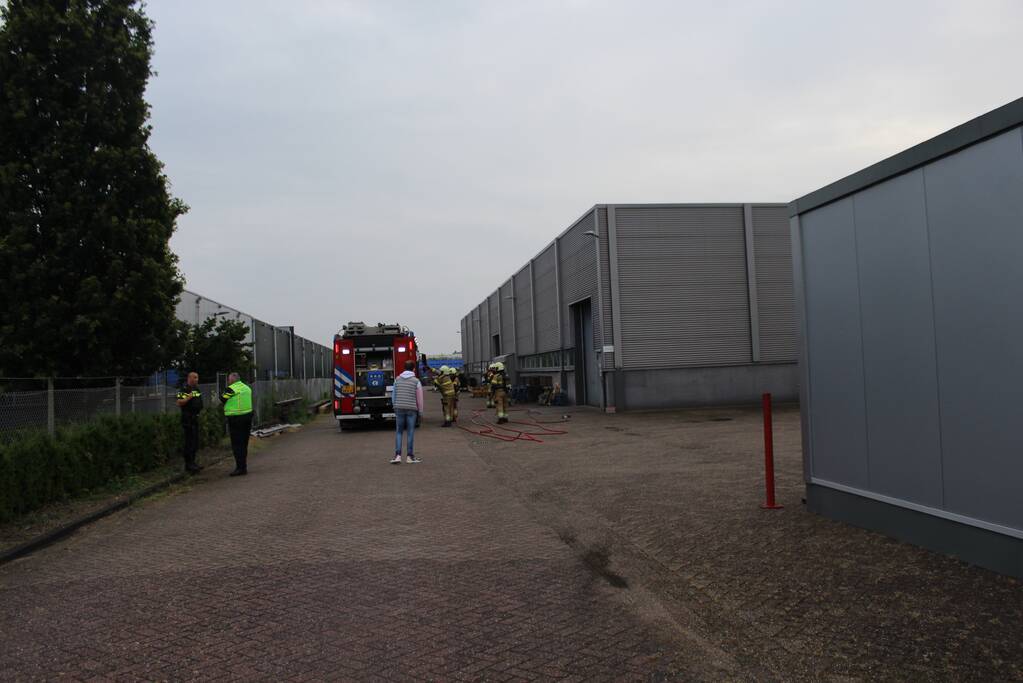 Bedrijfspand vol rook door brand