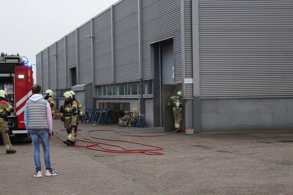 Bedrijfspand vol rook door brand
