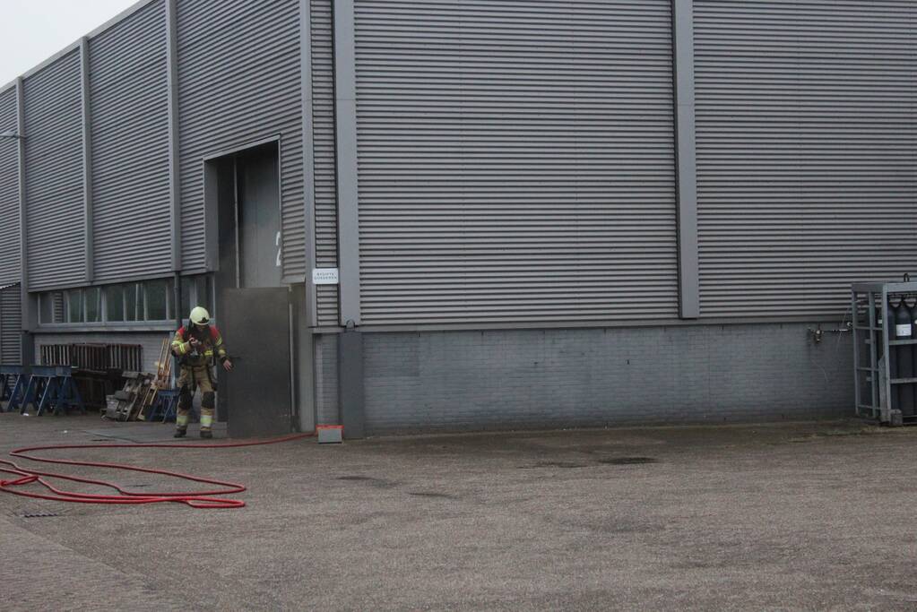 Bedrijfspand vol rook door brand